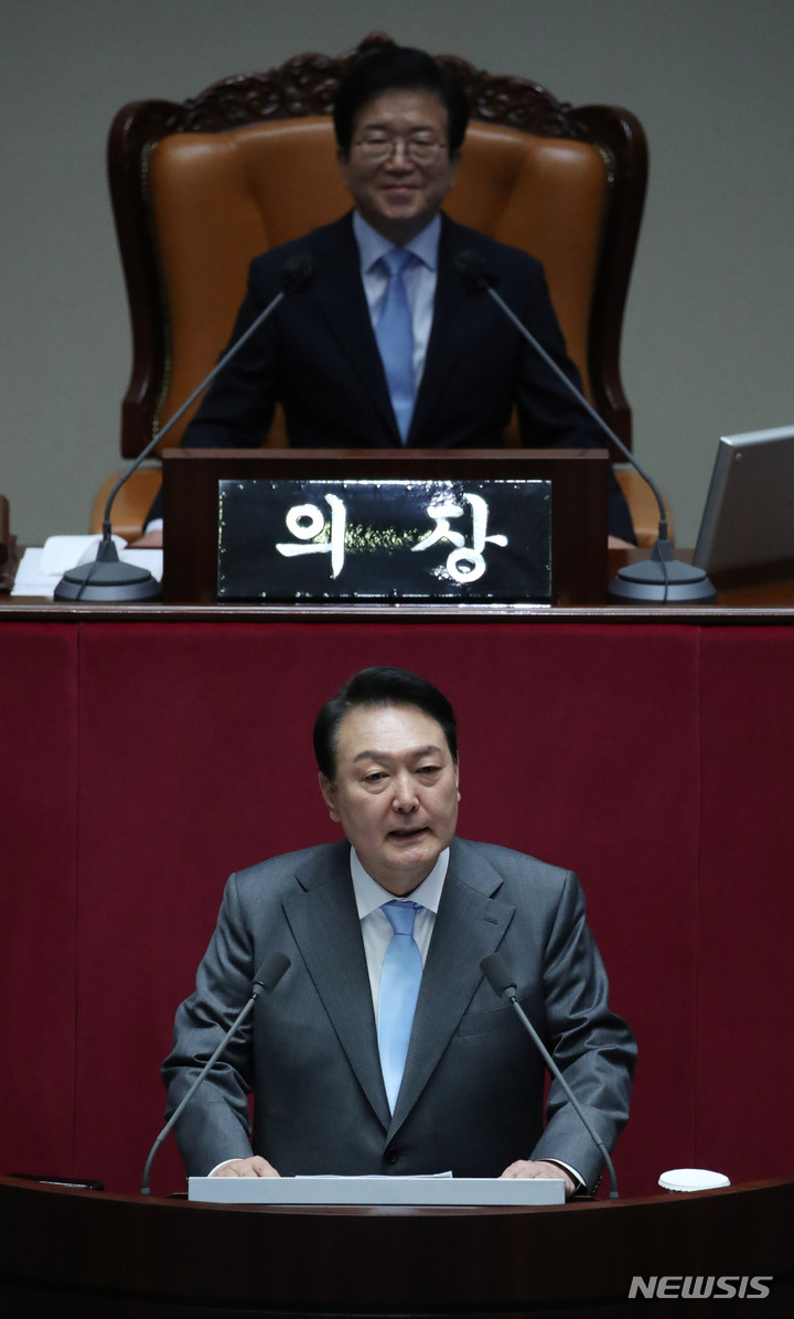 [서울=뉴시스] 홍효식 기자 = 윤석열 대통령이 16일 오전 서울 여의도 국회 본회의장에서 추경안 및 기금운용 계획안의 주요 내용 설명을 위한 시정연설을 하고 있다. 2022.05.16. yesphoto@newsis.com