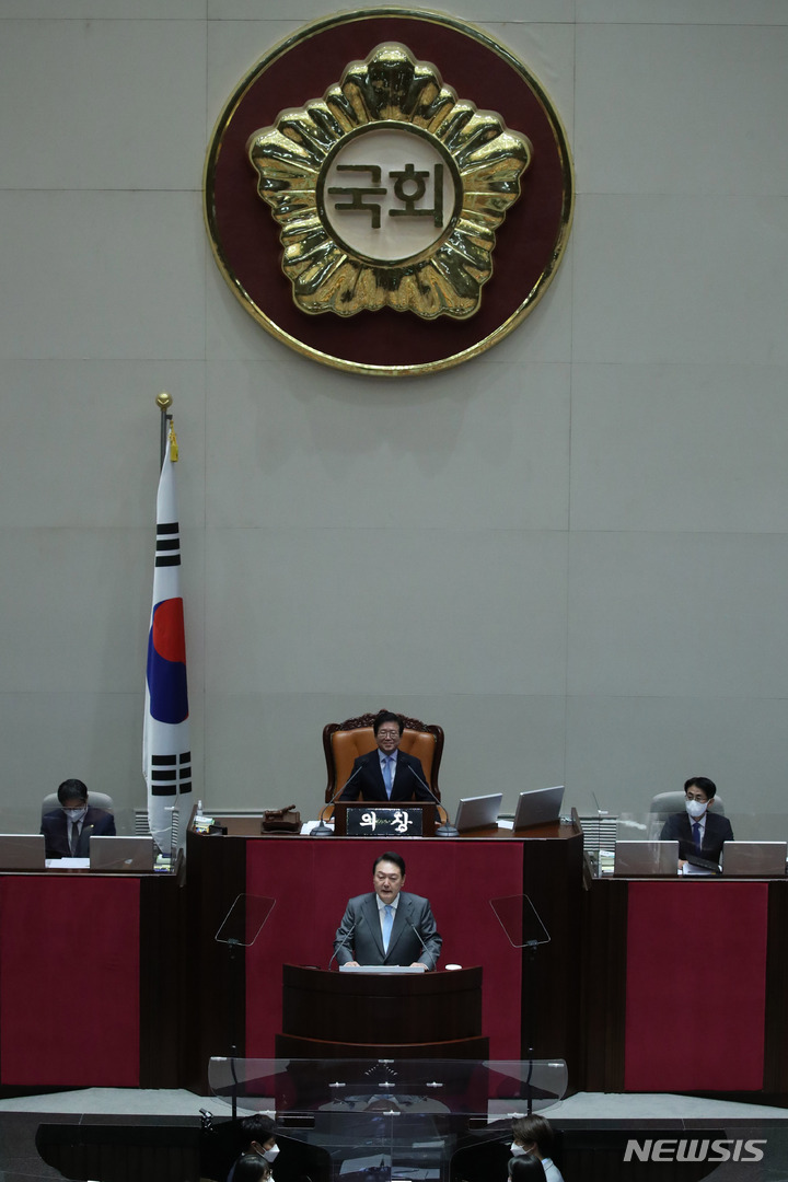 [서울=뉴시스] 홍효식 기자 = 윤석열 대통령이 16일 오전 서울 여의도 국회 본회의장에서 추경안 및 기금운용 계획안의 주요 내용 설명을 위한 시정연설을 하고 있다. 2022.05.16. yesphoto@newsis.com