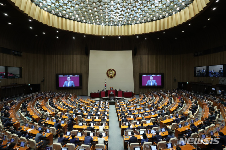 [서울=뉴시스] 김선웅 기자 = 윤석열 대통령이 16일 서울 여의도 국회에서 열린 본회의에서 코로나19 손실보상을 위한 추가경정예산(추경)안에 대해 시정연설을 하고 있다. (공동취재사진) 2022.05.16. photo@newsis.com