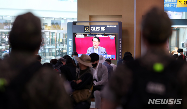 [서울=뉴시스] 이영환 기자 =서울 용산구 서울역 대합실에서 군 장병과 시민들이 윤석열 대통령의 첫 시정연설 중계방송을 시청하고 있다. 2022.05.16. 20hwan@newsis.com