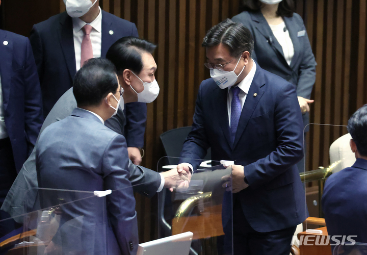 [서울=뉴시스] 홍효식 기자 = 윤석열 대통령이 추경안 및 기금운용계획안에 대한 시정연설을 위해 16일 오전 서울 여의도 국회 본회의장으로 들어서며 윤호중 더불어민주당 공동비상대책위원장과 인사하고 있다. 2022.05.16. yesphoto@newsis.com