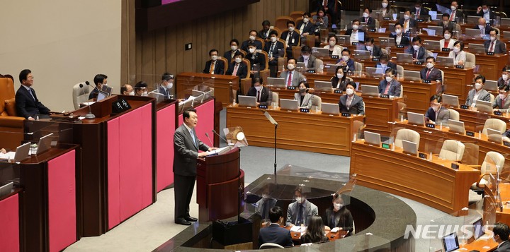 [서울=뉴시스] 김선웅 기자 = 윤석열 대통령이 16일 국회에서 시정연설을 하고있다. (공동취재사진) 2022.05.16. photo@newsis.com