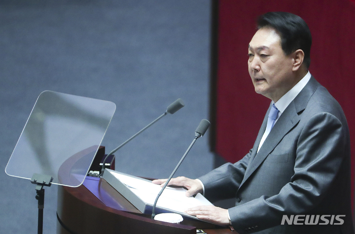 [서울=뉴시스] 최진석 기자 = 윤석열 대통령이 16일 국회 본회의장에서 코로나19 손실보상을 위한 추가경정예산(추경)안 시정연설을 하고 있다. 2022.05.16. myjs@newsis.com