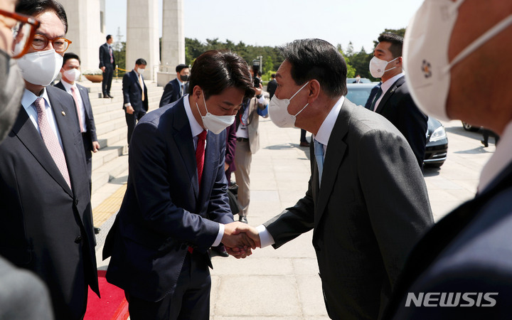 [서울=뉴시스] 홍효식 기자 = 윤석열 대통령이 16일 오전 서울 여의도 국회 본회의장에서 소상공인 손실보상 추가경정예산안 시정연설을 마친 뒤 국회 본청을 나서며 이준석 국민의힘 대표와 악수하고 있다. 2022.05.16. yesphoto@newsis.com