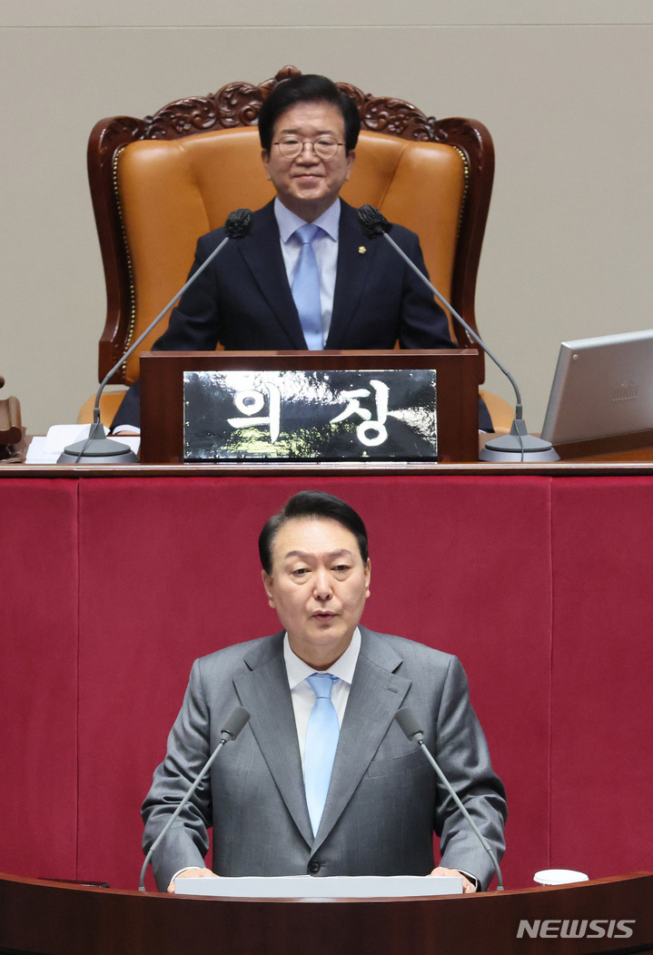 [서울=뉴시스] 전진환 기자 = 윤석열 대통령이 16일 오전 서울 여의도 국회 본회의장에서 추가경정예산안 시정연설을 하고 있다. (공동취재사진) 2022.05.16. photo@newsis.com