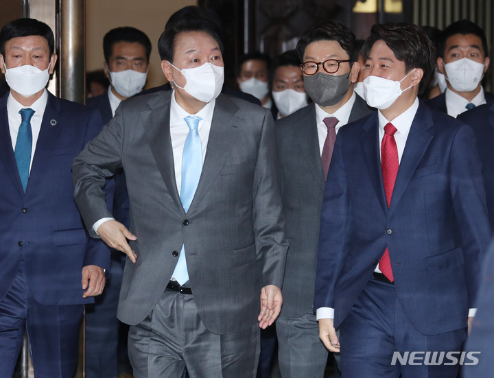 [서울=뉴시스] 최진석 기자 = 윤석열 대통령이 지난 16일 서울 여의도 국회에서 열린 본회의에서 코로나19 손실보상을 위한 추가경정예산(추경)안에 대한 시정연설을 한 뒤 본회의장을 나서고 있다. 오른쪽은 이준석 국민의힘 대표. (공동취재사진) 2022.05.16. photo@newsis.com