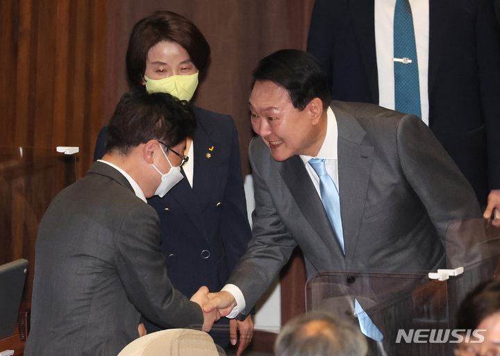 [서울=뉴시스] 전진환 기자 = 윤석열 대통령이 16일 오전 서울 여의도 국회 본회의장에서 추가경정예산안 시정연설을 마치고 박범계 더불어민주당 의원과 악수하고 있다. (공동취재사진) 2022.05.16. photo@newsis.com