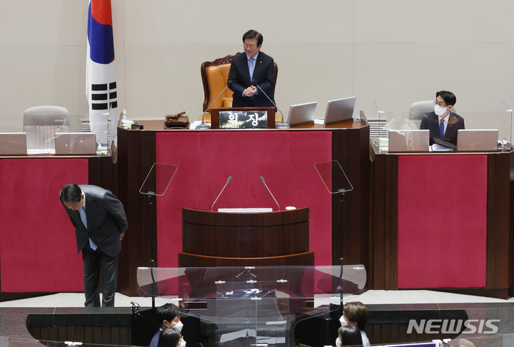 [서울=뉴시스] 전진환 기자 = 윤석열 대통령이 16일 오전 서울 여의도 국회 본회의장에서 추가경정예산안 시정연설을 마치고 인사하고 있다. (공동취재사진) 2022.05.16. photo@newsis.com