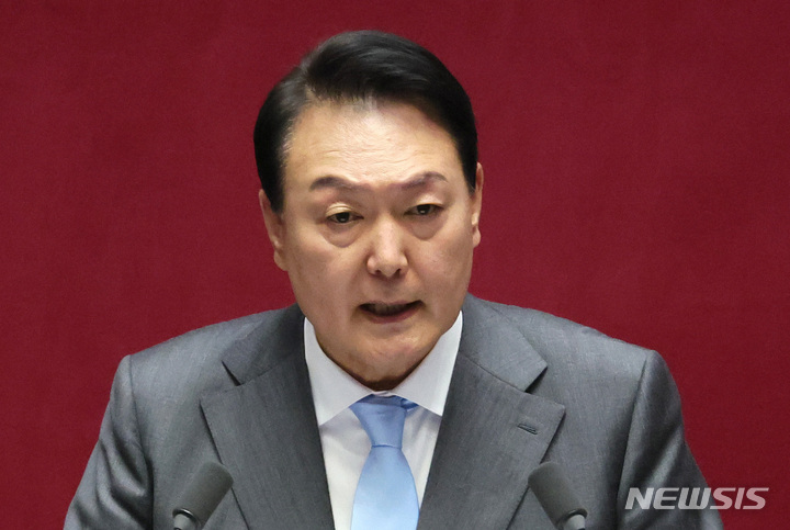 [서울=뉴시스] 전진환 기자 = 윤석열 대통령이 16일 오전 서울 여의도 국회 본회의장에서 추가경정예산안 시정연설을 하고 있다. (공동취재사진) 2022.05.16. photo@newsis.com