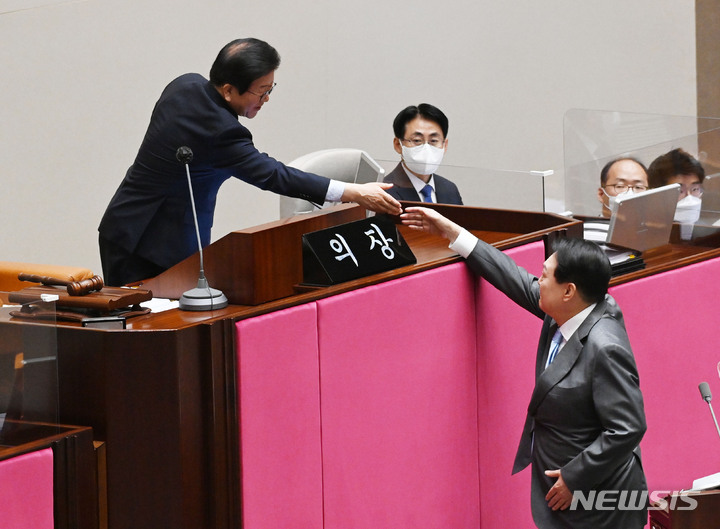 [서울=뉴시스] 최진석 기자 = 윤석열 대통령이 16일 서울 여의도 국회 본회의장에서 코로나19 손실보상을 위한 추가경정예산(추경)안에 대해 시정연설을 마친 후 박병석 국회의장과 인사를 하고 있다. (공동취재사진) 2022.05.16. photo@newsis.com