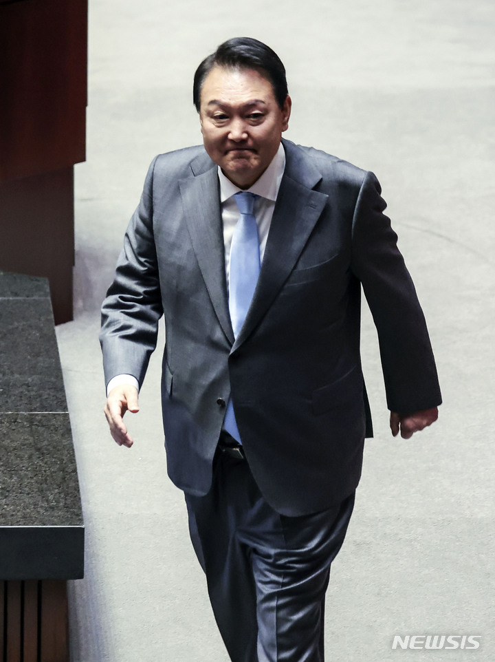 [서울=뉴시스] 전진환 기자 = 윤석열 대통령이 16일 오전 서울 여의도 국회 본회의장에서 추가경정예산안 시정연설을 마치고 발언대를 내려오고 있다. (공동취재사진) 2022.05.16. photo@newsis.com