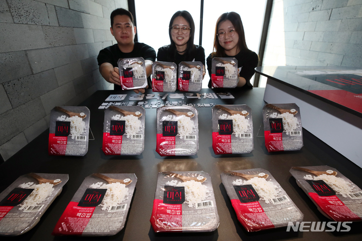 [서울=뉴시스] 조성우 기자 = 하림 직원들이 16일 오전 서울 강남구 SJ쿤스트할레에서 새롭게 출시된 즉석밥 'The 미식 밥'을 소개하고 있다. 2022.05.16. xconfind@newsis.com