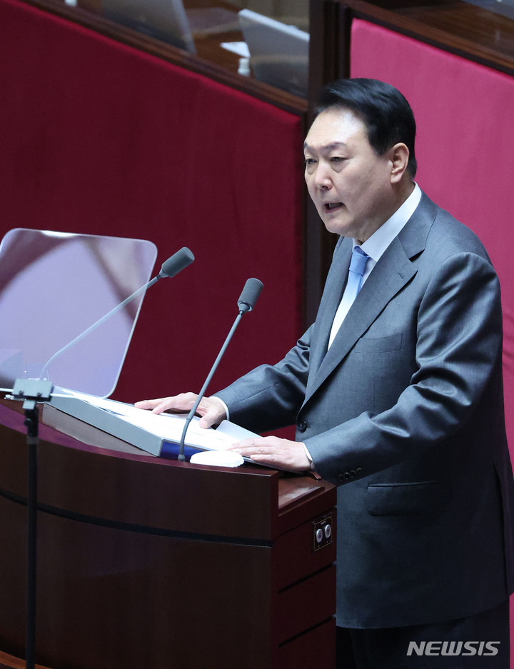 [서울=뉴시스] 홍효식 기자 = 윤석열 대통령이 16일 오전 서울 여의도 국회 본회의장에서 소상공인 손실보상 추가경정예산안 시정연설을 하고 있다. (대통령실사진기자단) 2022.05.16. yesphoto@newsis.com