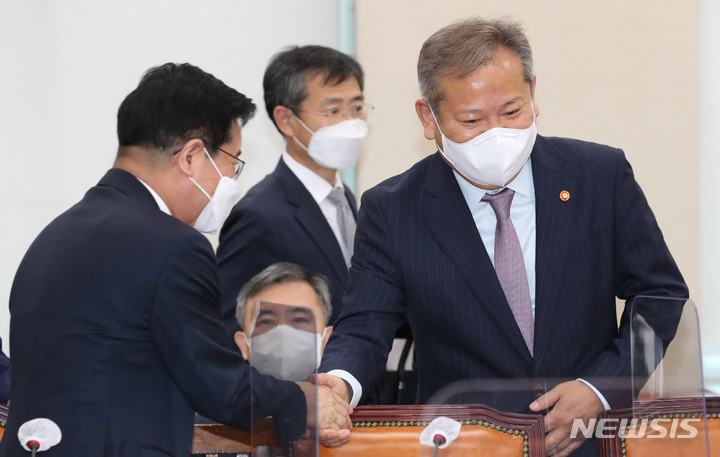 [서울=뉴시스] 김선웅 기자 = 이상민(오른쪽) 행정안전부 장관이 지난달 16일 서울 여의도 국회에서 열린 추경안 심사를 위한 행정안전위원회 전체회의에 참석하며 김창룡 경찰청장과 악수하고 있다. (공동취재사진) 2022.05.16. photo@newsis.com