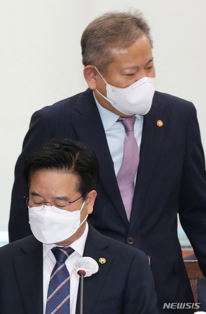 [서울=뉴시스] 김선웅 기자 = 이상민 행정안전부 장관이 지난달 16일 서울 여의도 국회에서 열린 추경안 심사를 위한 행정안전위원회 전체회의에 참석하고 있다. 앞쪽은 김창룡 경찰청장. (공동취재사진) 2022.05.16. photo@newsis.com