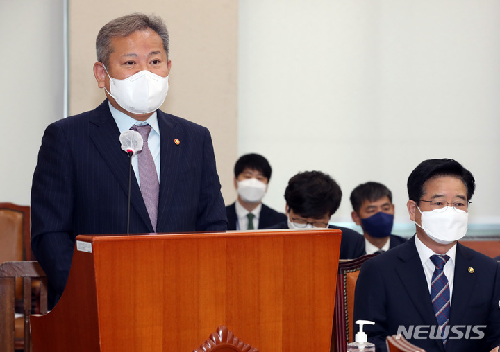 [서울=뉴시스] 김선웅 기자 = 이상민 행정안전부 장관이 지난달 16일 서울 여의도 국회에서 열린 추경안 심사를 위한 행정안전위원회 전체회의에서 추경안 제안설명을 하고 있다. 오른쪽은 김창룡 경찰청장. (공동취재사진) 2022.05.16. photo@newsis.com