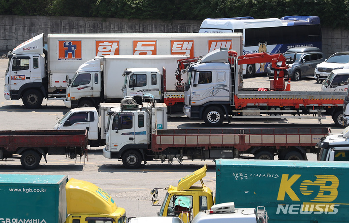 [서울=뉴시스] 이영환 기자 = 16일 오후 서울 양천구 서부트럭터미널에 주차된 화물차들이 보이고 있다. 2022.05.16. 20hwan@newsis.com