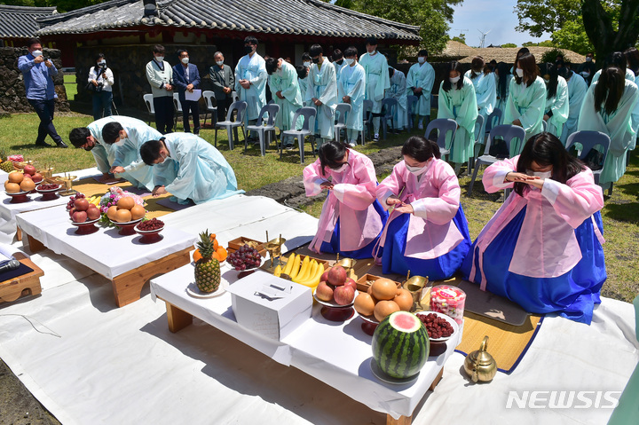 [서귀포=뉴시스] 우장호 기자 = 지난 5월16일 오전 제주 서귀포시 표선면 정의향교 명륜당에서 '제50회 성년의 날' 기념 전통성년례 재현행사가 열리고 있다. 서귀포시가 주최하고 정의향교가 주관한 이 행사에서는 전통의복인 평상복, 외출복, 예복을 번갈아 입으며 남자인 경우 갓을 씌워주는 관례와 여자인 경우 쪽을 올려 비녀를 꽂는 계례 예식이 재현됐다. 2022.05.16. woo1223@newsis.com