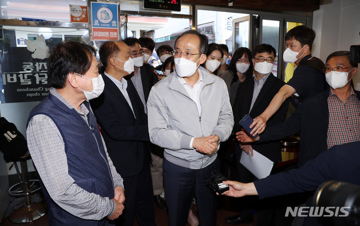 [서울=뉴시스] 추상철 기자 = 추경호 경제부총리 겸 기획재정부 장관이 16일 오후 서울 종로구 세종마을 음식문화거리를 현장방문하고 있다. (공동취재사진) 2022.05.16. photo@newsis.com