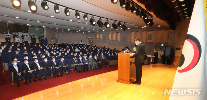 [서울=뉴시스] 김명원 기자 = 권영세 통일부 장관이 16일 서울 종로구 정부서울청사 별관에서 열린 제42대 통일부 장관 취임식에 참석해 취임사를 하고 있다. 2022.05.16. kmx1105@newsis.com