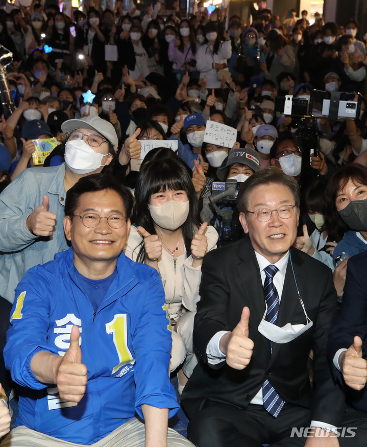 [서울=뉴시스] 조수정 기자 = 인천 계양을 국회의원 보궐선거에 출마하는 이재명 더불어민주당 상임고문과 송영길 서울시장 후보가 16일 서울 마포구 홍대 상상마당 앞에서 지지자들과 만나 기념촬영 하고 있다. 2022.05.16. chocrystal@newsis.com