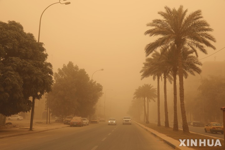 [ 바그다드(이라크)= 신화/뉴시스] 이라크의 수도 바그다드 일대에 5월 16일 불어닥친 흙먼지 폭풍으로 태양이 먼지에 가려져 있다. 이로 인해 공항과 학교, 관공서가 임시 폐쇄되었다. 