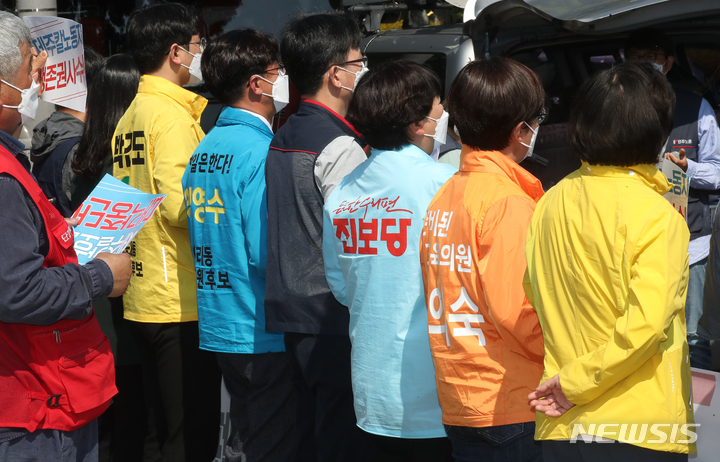 [제주=뉴시스] 우장호 기자 = 민주노총 제주본부가 17일 오전 제주도청 앞에서 '불평등 양당체제 타파! 진보정치 실현!'을 외치며 6·1 지방선거 지지 후보 발표 기자회견을 하고 있다. 2022.05.17. woo1223@newsis.com