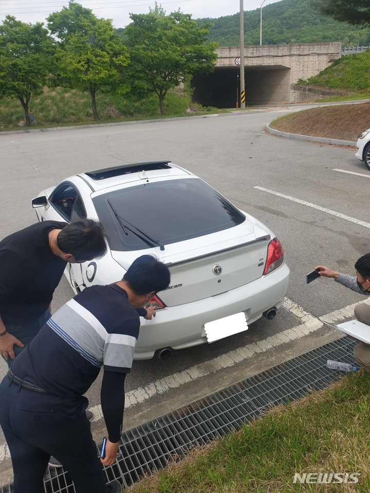 [보은=뉴시스] 충북 보은군은 안전운행 유도 및 교통사고 예방을 위해 불법 자동차 합동 단속을 실시했다. (사진=보은군 제공) 2022.05.17. photo@newsis.com 