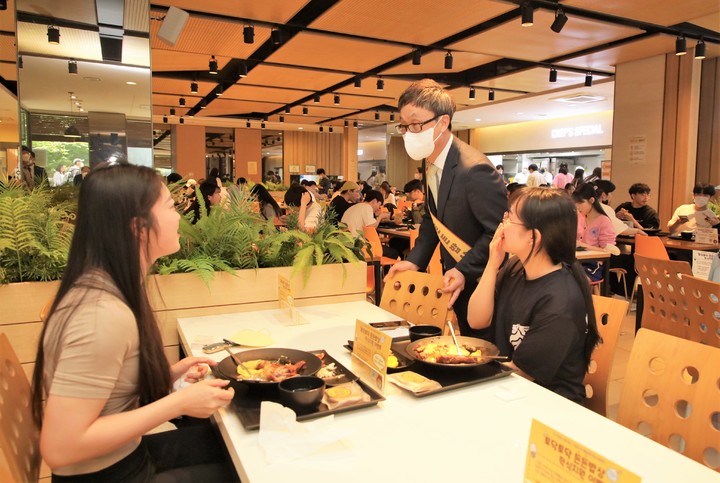 [용인=뉴시스] 경희대학교가 코로나19 이후 캠퍼스 일상 회복을 위한 100원 학식 이벤트를 열었다. 2022.05.17. (사진=경희대 제공) *재판매 및 DB 금지
