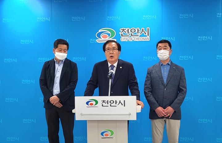 [천안=뉴시스] 이종익 기자 = 더불어민주당 김각현 천안시의회 경제산업위원장이 17일 오전 천안시청 브리핑실에서 기자 회견을 열고 민주당 탈당과 국민의힘 김태흠 후보 지지를 선언하고 있다. 2022.05.17. 007news@newsis.com *재판매 및 DB 금지