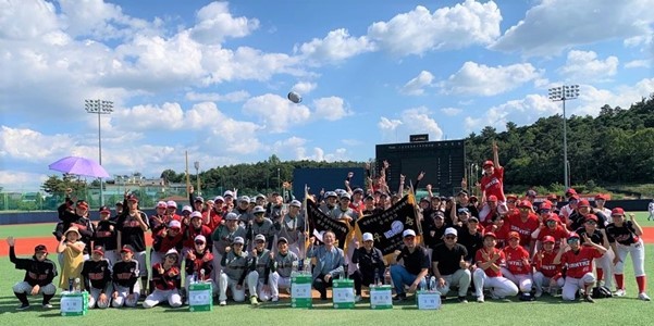 [서울=뉴시스] 2019년 익산시장기 전국여자야구대회 폐막식 모습. (사진 = 한국여자야구연맹) *재판매 및 DB 금지