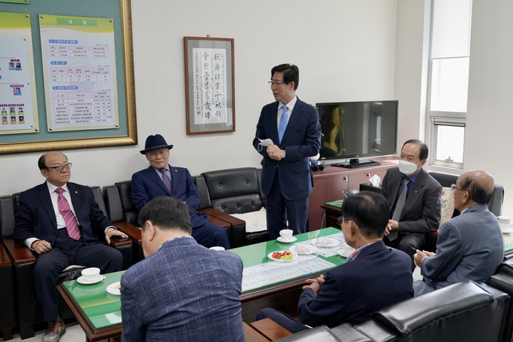 [홍성=뉴시스] 양승조 더불어민주당 충남도지사 후보가 대한노인회 충남연합회 핵심지도자들에게 어르신 공약을 설명하고 있다. *재판매 및 DB 금지