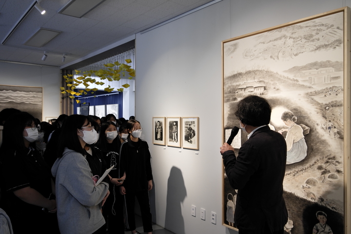 [광주=뉴시스] 전남여고서 전시중인 '수묵으로 그린 임을 위한 행진곡 윤상원' 전. (사진 제공 = 광주시교육청) *재판매 및 DB 금지