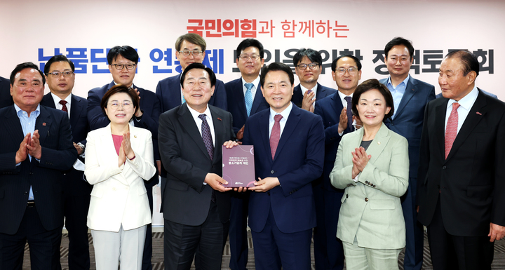[서울=뉴시스] 17일 서울 여의도 중기중앙회 2층 상생룸에서 열린 납품단가 연동제 도입을 위한 정책토론회 참가자들이 기념촬영을 하고 있다. (앞줄 왼쪽 2번째부터) 김정재 국민의힘 의원, 김기문 중기중앙회장, 성일종 국민의힘 정책위의장, 한무경 국민의힘 의원. (중소기업중앙회 제공) 2022.05.17. photo@newsis.com *재판매 및 DB 금지