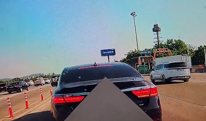 지난 15일 수도권 제1`순환고속도로 구리남양주 톨게이트 인근에서 블랙박스 차량 앞을 가로막은 검은색 세단 차량. 출처: 보배드림 게시물 캡처 *재판매 및 DB 금지