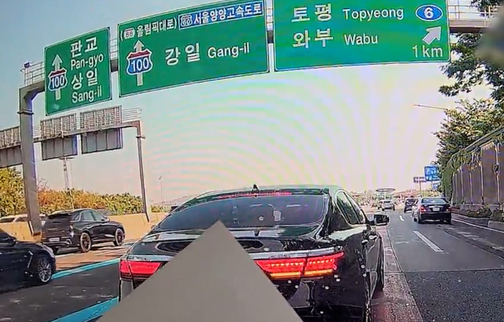 지난 15일 수도권 제1`순환고속도로 구리남양주 톨게이트 인근에서 블랙박스 차량 앞을 가로막고 정차한 검은색 세단 차량. 출처: 보배드림 게시물 캡처 *재판매 및 DB 금지