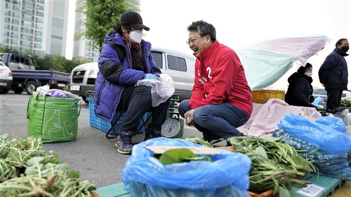 17일 박정하 국민의힘 원주갑 국회의원 후보가 원주 농업인새벽시장을 방문해 상인들과 얘기를 나누며 환한 웃음을 짓고 있다. *재판매 및 DB 금지