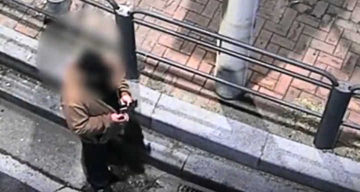 [서울=뉴시스] 지난달 서울 서초구에서 버스 정류장에 쓰러진 시민을 돕는 척 지갑을 훔치려던 남성이 경찰에 붙잡혔다. 2022.05.17. (사진 출처 = 서울 경찰 페이스북) *재판매 및 DB 금지. *재판매 및 DB 금지