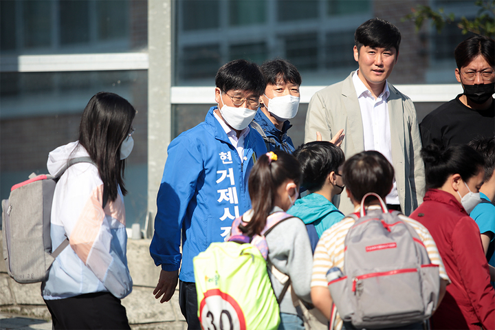 [거제=뉴시스] 신정철 기자= 변광용 더불어민주당 거제시장 후보가 17일, 거제시 상동동 한 초등학교 주변 교통사고 현장을 찾아 안전사고 및 교통체계 개선 방안을 모색하고 있다.(사진=변광용후보 사무소 제공).2022.05.17. photo@newsis.com *재판매 및 DB 금지