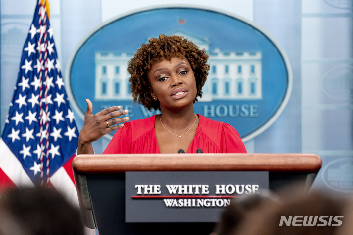 [워싱턴=AP/뉴시스] 카린 장-피에르 백악관 대변인이 16일(현지시간) 백악관에서 언론 브리핑을 하고 있다. 2022.05.17.