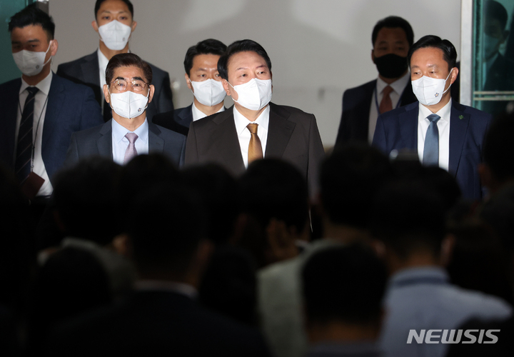 [서울=뉴시스] 홍효식 기자 = 윤석열 대통령이 지난 17일 오전 서울 용산 대통령실 청사로 출근하며 취재진 질문에 답하고 있다. (대통령실통신사진기자단) 2022.05.17. yesphoto@newsis.com