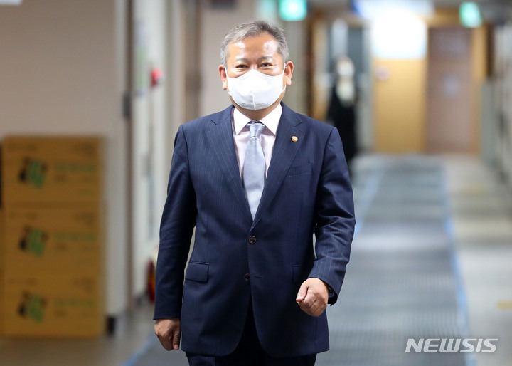 [서울=뉴시스] 이상민 행정안전부 장관이 지난 5월 17일 오전 서울 종로구 정부서울청사 브리핑실을 향하는 모습. dahora83@newsis.com