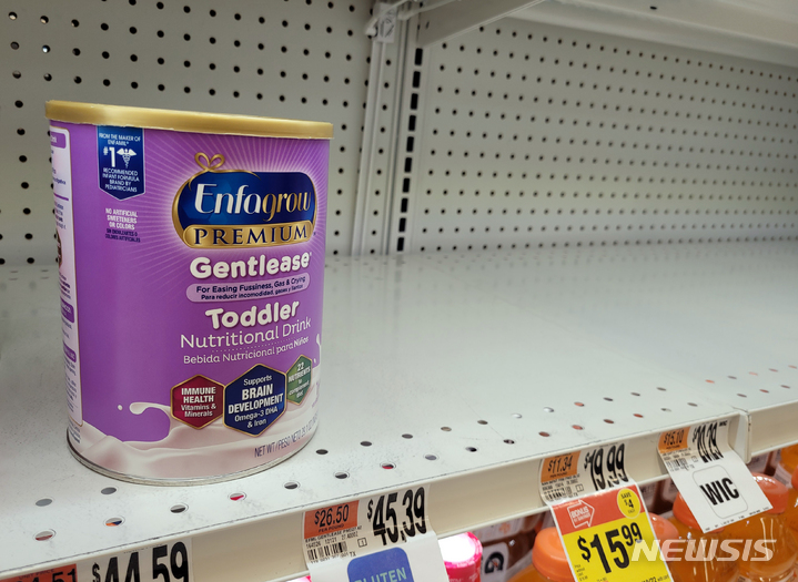 [옥튼=뉴시스] 김난영 특파원 = 미국 식품의약국(FDA)이 두 달째 이어지고 있는 분유 부족 사태를 해결하기 위해 유아용 조제분유에 대한 수입 규제 완화를 발표한 16일(현지시간) 버지니아주 옥튼의 한 대형마트 분유 진열대가 비어있다. 2022.05.16. imzero@newsis.com
