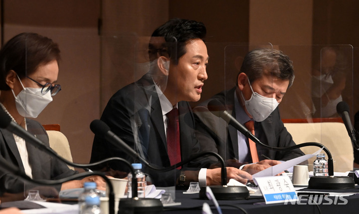 [서울=뉴시스] 국회사진기자단 = 오세훈 국민의힘 서울시장 후보가 17일 서울 중구 프레스센터에서 열린 관훈토론회에서 모두발언을 하고 있다. 2022.05.17. photo@newsis.com