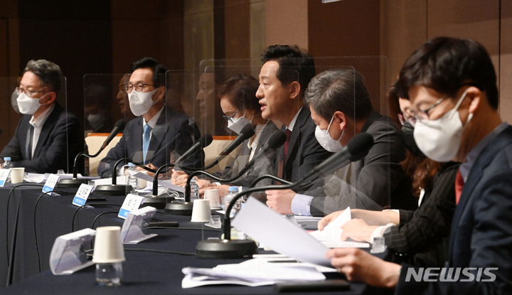 [서울=뉴시스] 국회사진기자단 = 오세훈 국민의힘 서울시장 후보가 17일 서울 중구 프레스센터에서 열린 관훈토론회에서 모두발언을 하고 있다. 2022.05.17. photo@newsis.com