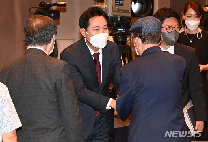 [서울=뉴시스] 국회사진기자단 = 오세훈 국민의힘 서울시장 후보가 17일 서울 중구 프레스센터에서 열린 관훈토론회에서 참석자들과 인사를 나누고 있다. 2022.05.17. photo@newsis.com