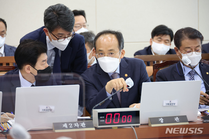 [서울=뉴시스] 전진환 기자 = 추경호 경제부총리 겸 기획재정부장관이 지난 17일 2022년도 제2회 추가경정예산안에 대한 심의를 위한 국회 기획재정위원회 전체회의에 출석해 최상대 2차관 등과 대화하고 있다. (공동취재사진) 2022.05.17. photo@newsis.com