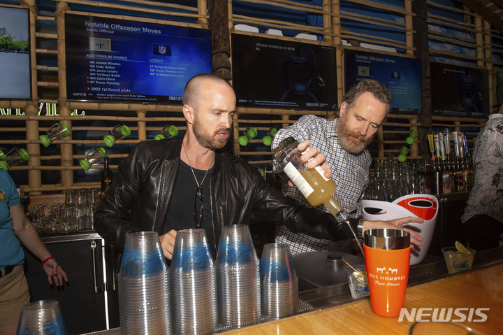 [뉴욕=AP/뉴시스] 미국 뉴욕 타임스퀘어 마가리타빌 레스토랑에서 5월 16일 바텐더들이 술을 따르고 있다. 뉴욕 록랜드 카운티에서는 중증 소아마비 바이러스가 유행해 미국이 WHO의 리스트에 올랐다. 2022.06.15.