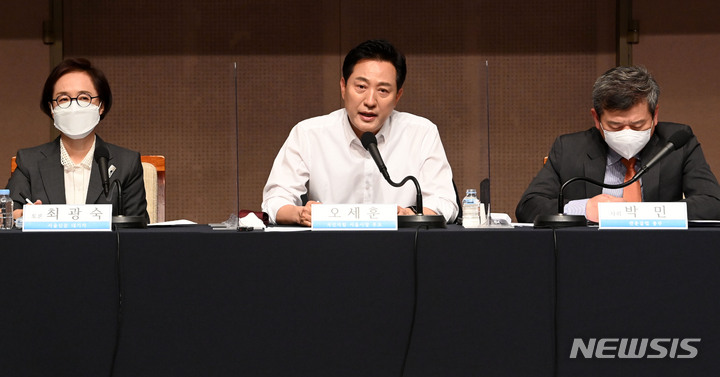 [서울=뉴시스] 국회사진기자단 = 오세훈 국민의힘 서울시장 후보가 17일 서울 중구 프레스센터에서 열린 관훈토론회에서 모두발언을 하고 있다. 2022.05.17. photo@newsis.com