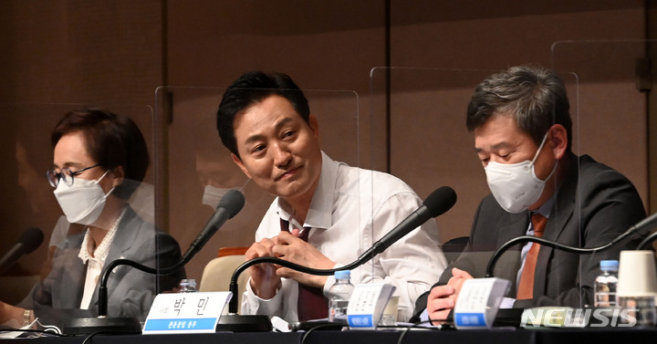 [서울=뉴시스] 국회사진기자단 = 오세훈 국민의힘 서울시장 후보가 17일 서울 중구 프레스센터에서 열린 관훈토론회에서 질의를 들으며 넥타이를 풀고 있다. 2022.05.17. photo@newsis.com